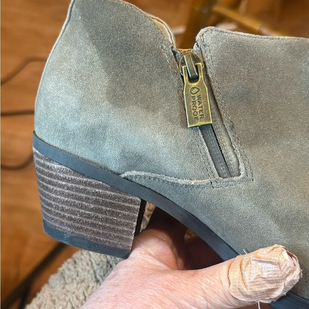 NWOB tags Vionic Cecile Suede Leather Waterproof Bootie Ankle Boots 6*note flaw
